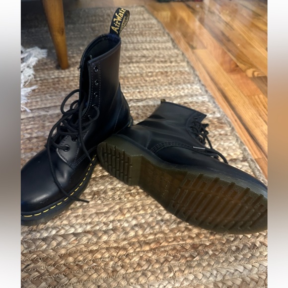 Dr. Martens 1460 Smooth Leather Women's Size 10 Black 8 Eye Lace Up Boots Doc - Picture 2 of 3